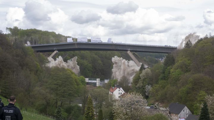Die Talbrücke Rahmede ist am Sonntag, 7. Mai, erfolgreich gesprengt worden.