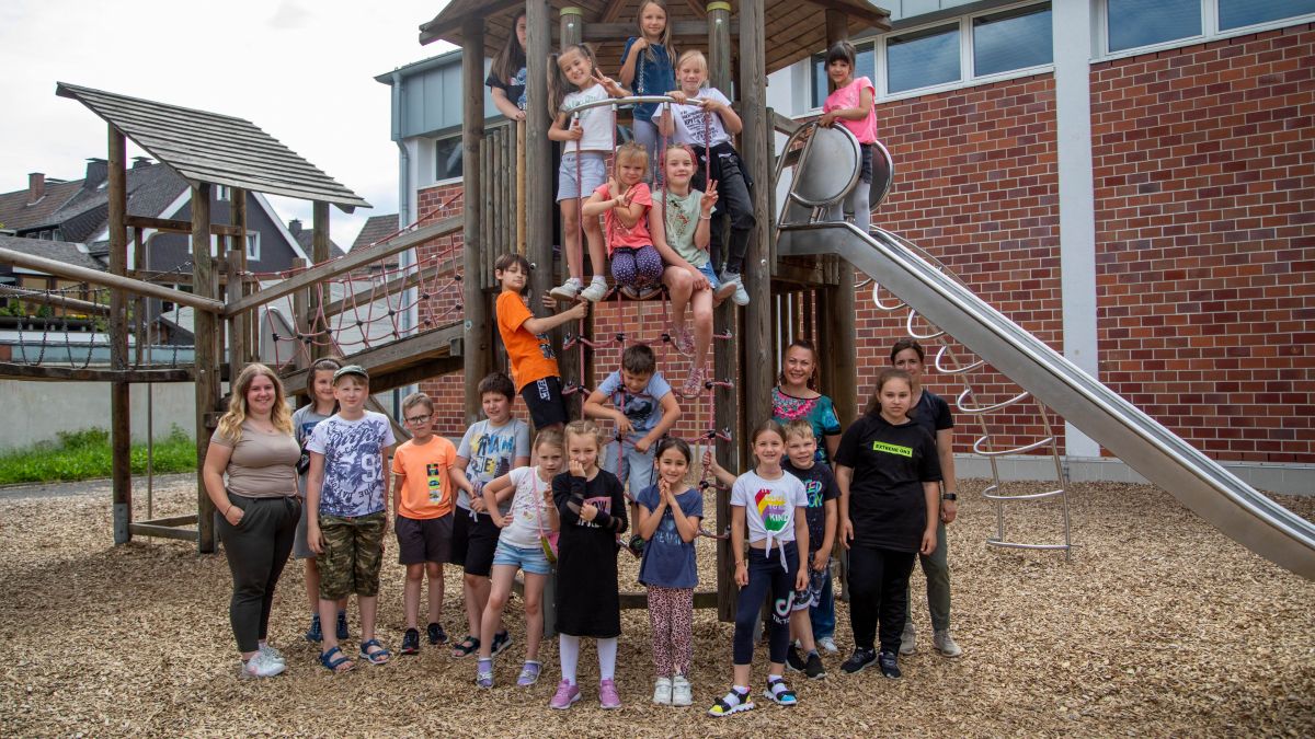 Am Projekt „Fit in Deutsch“ der Stadt Lennestadt nahmen rund 20 ukrainische Kinder teil. Geleitet wurde der Kurs von Nikola Plassmann (re), Sventlana Ruschke (2.v.r) und Lena Vogt (li.). von Tine Schmidt