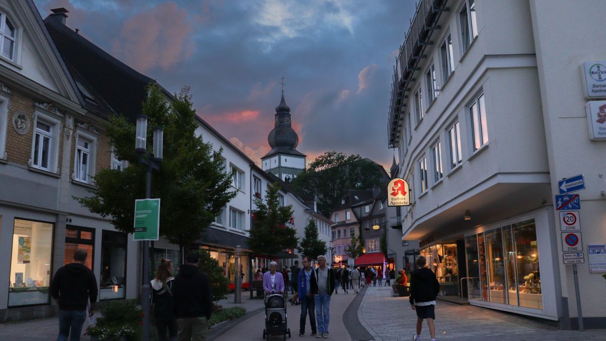 Nicht nur die Beleuchtung, auch der Himmel über der Hansestadt Attendorn sorgte für eine stimmungsvolle Atmosphäre bei der Jubiläums-HanseNacht. von Mona Pospischil