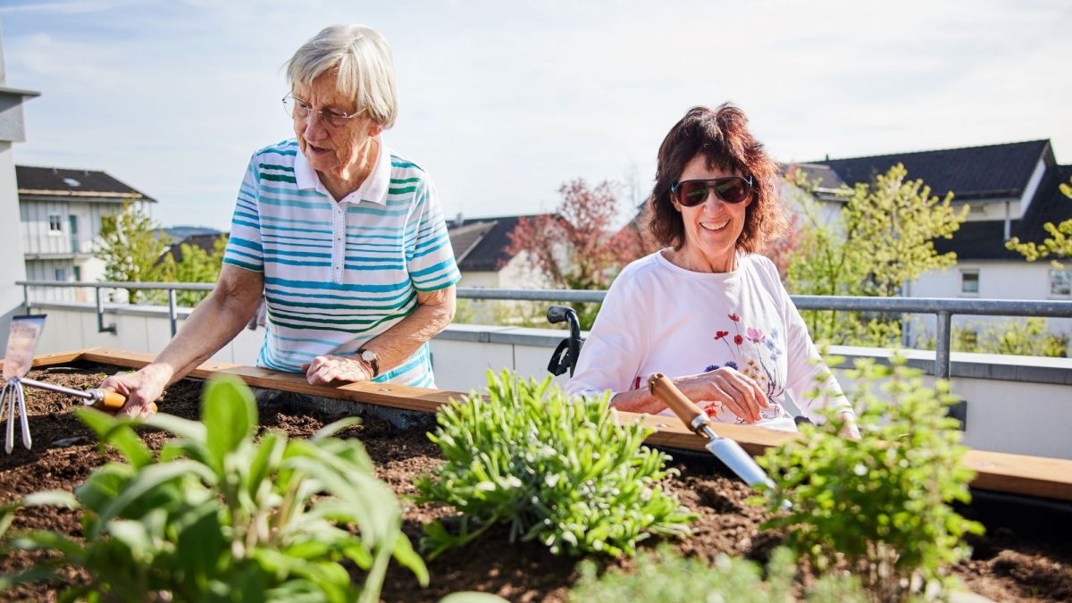 Marlies Schulte (l.) und Margot Schuh treffen sich regelmäßig am neuen Hochbeet im Garten des Hauses Habbecker Heide und freuen sich auf ehrenamtliche Unterstützung. von privat
