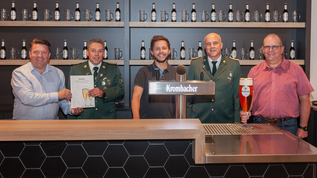 (v.l.): Jens Selter ( Krombacher Brauerei), Jörg Sieler (Geschäftsführer der Schützenbruderschaft Lenhausen), Maximilian Reuter (Kassierer der Schützenbruderschaft Lenhausen), André Zepke (1. Vorsitzender der Schützenbruderschaft Lenhausen) und Markus Bröcher (Kreisoberst) . von privat