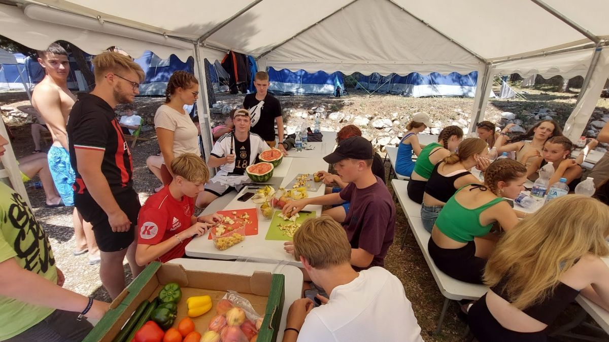Schnippeln und kochen - das Essen bereiteten die Jugendlichen selbst zu. von privat