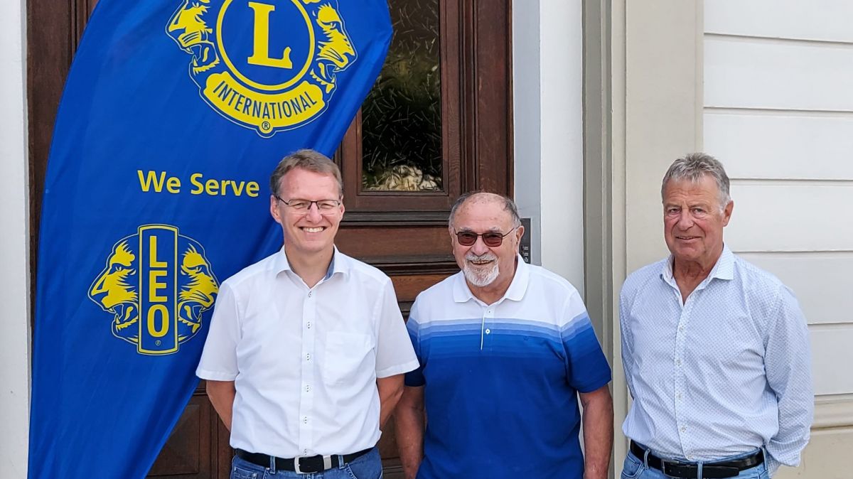 Bei der Spendenübergabe (von links): Klaus Hesener (Präsident Lions Club), Hartmut Hosenfeld („Jüdisch in Attendorn“), Martin Diller (Lions Club). von privat