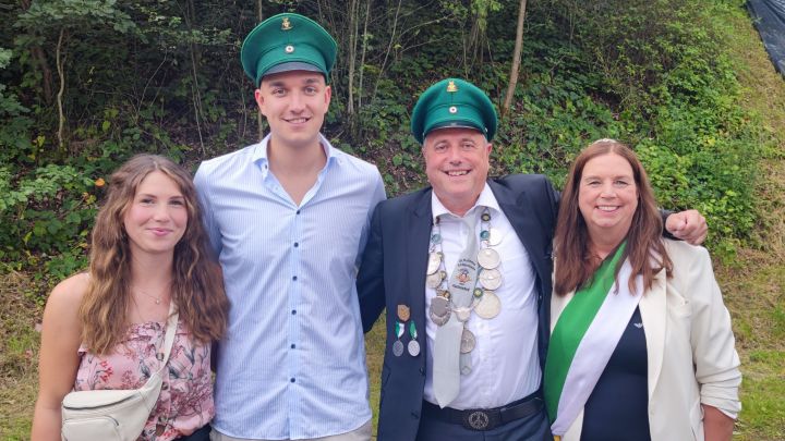 Familie Assmann auf dem Thron vereint: Königspaar Michael Assmann und Lorena Bieker (links) mit...