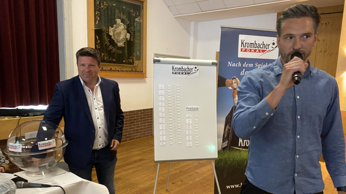 Pokalspielleiter André Ruhrmann (r.) und Jens Selter, Repräsentant der Krombacher Brauerei, losten die Pokalrunden aus. von Hartmut Poggel