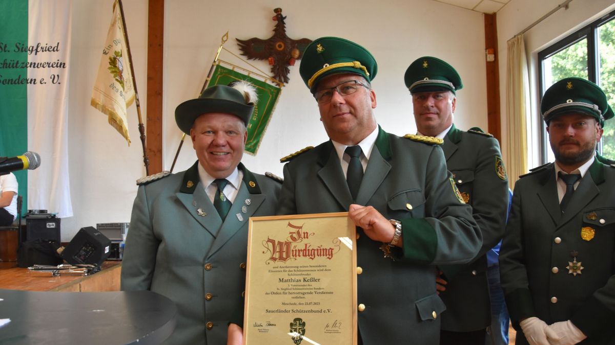 Matthias Keßler (2.v.l.) wurde von André Arenz (.l.) mit dem Orden für hervorragende Verdienste geehrt. Daneben Hauptmann Mike Schmitt und Dario Banek (r.), der den Orden für Verdienste erhielt. von privat