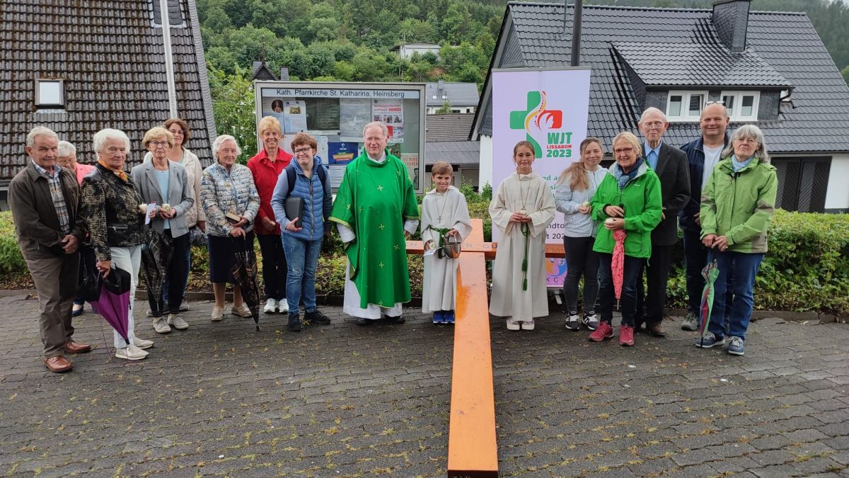 Pfarrer Reinhard Lenz (8.v.r.) segnete das Weltjugendtagskreuz. von privat