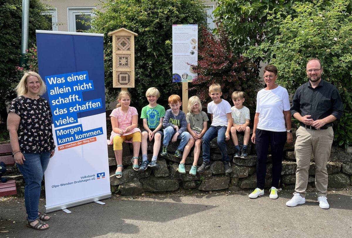 Volksbank-Repräsentant Peter Huckestein (r.) übergab das Wildbienenhotel an die Grundschule in Drolshagen. von Volksbank OWD