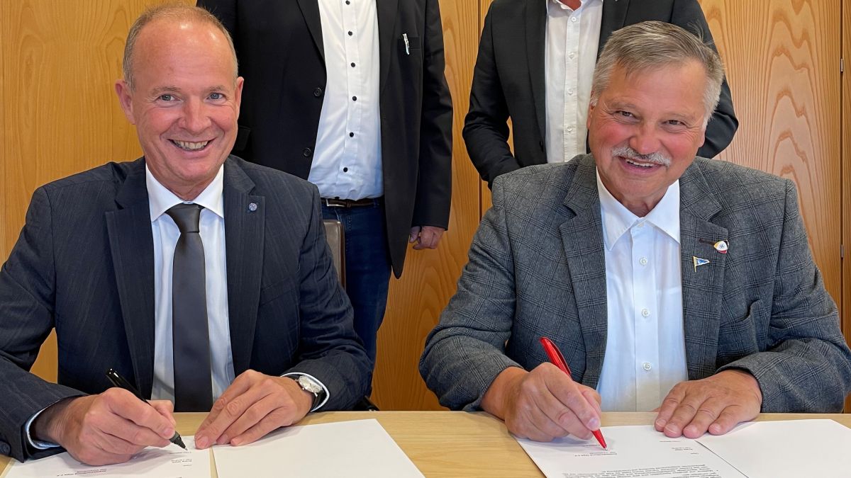 Landrat Theo Melcher (links) und der Vorsitzende des Kreissportbunds, Rolf Kantelhardt unterzeichnen die neue Vereinbarung. von Kreis Olpe
