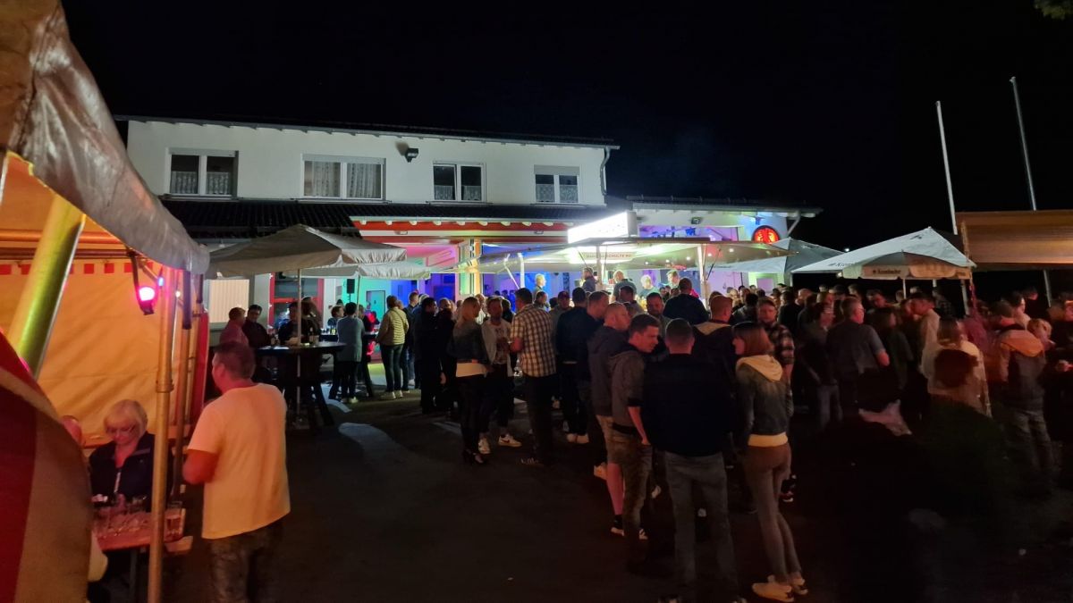 Auch in der Abenddämmerung ist die Grillfete der Feuerwehr Heggen beliebt und gut besucht. von privat