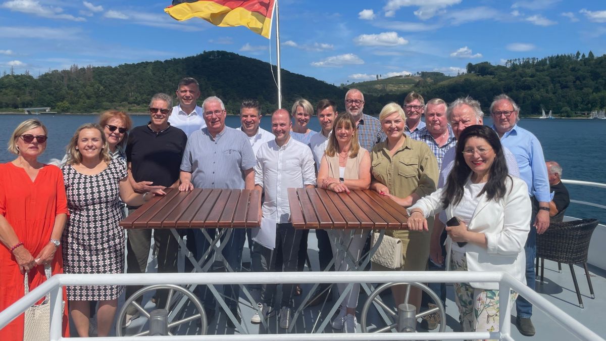 Die SPD-Bundestagsabgeordnete Nezahat Baradari (v.r.) und die SPD-Landtagsabgeordnete Christin-Marie Stamm (2v.v.r) mit den ehrenamtlichen Kommunalpolitikern bei der Biggeseefahrt. von privat