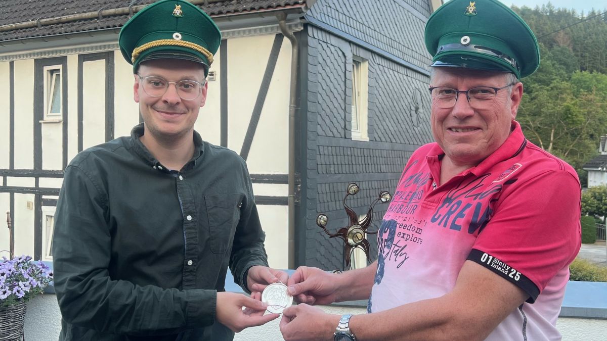 Vorsitzender Maximilian Völkel (links) und König Marco Sittler bei der Ordensübergabe. von privat