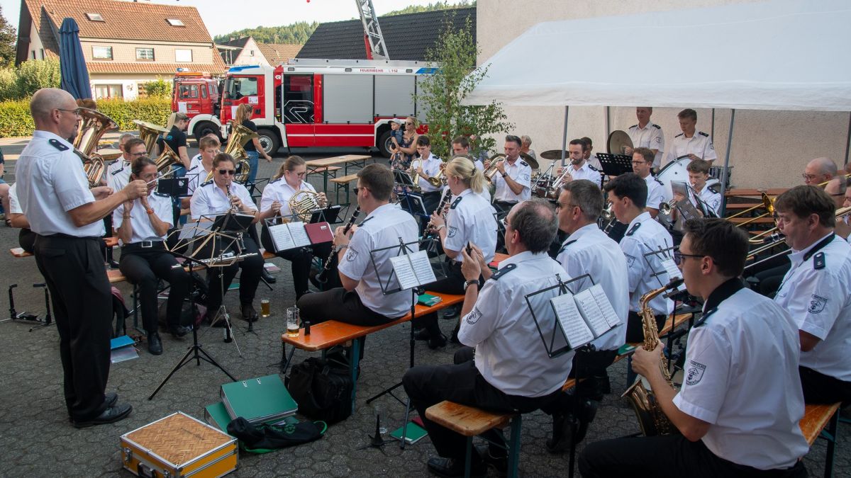 Der Musikzug Bamenohl spielt unter Leitung von Micha Klappert zur Unterhaltung auf. von privat