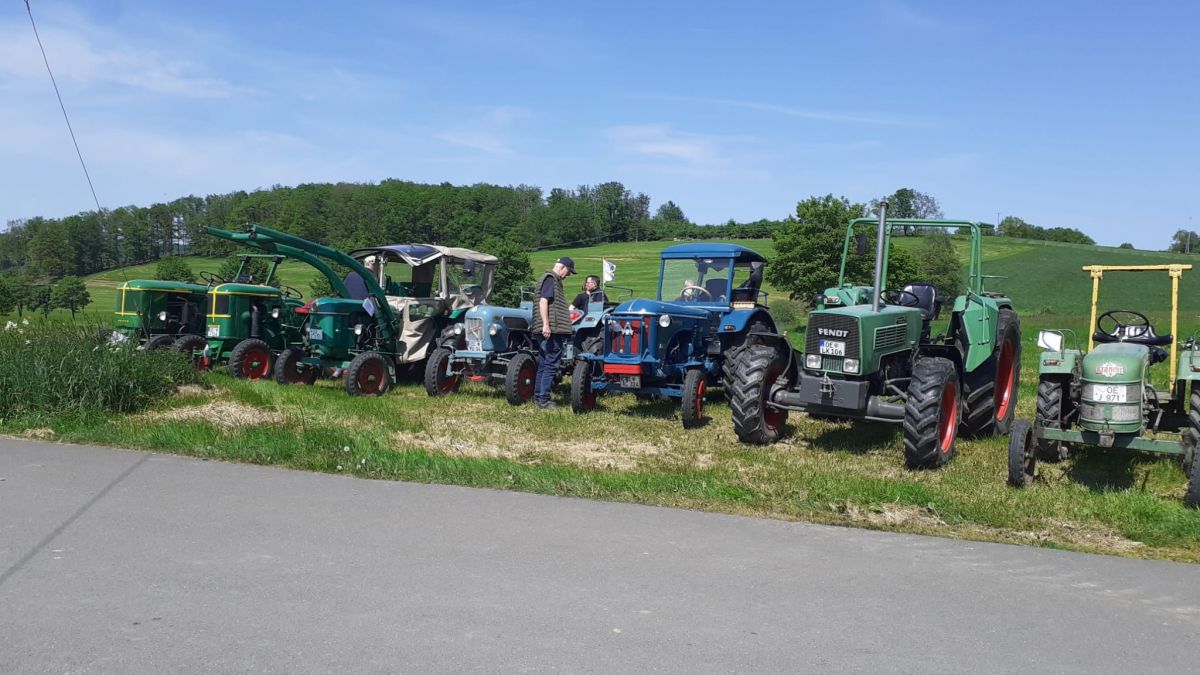 Die Treckerfreunde Schreibershof bei ihrer Tour nach Steinaggertal. von privat