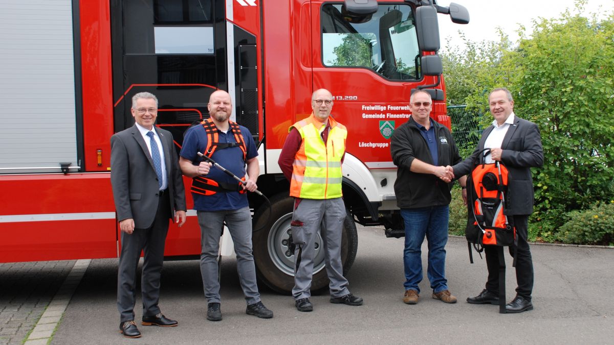 Die Führung der Lenhauser Wehr freute sich über die von der Firma Menshen gespendeten Löschrucksäcke. von privat