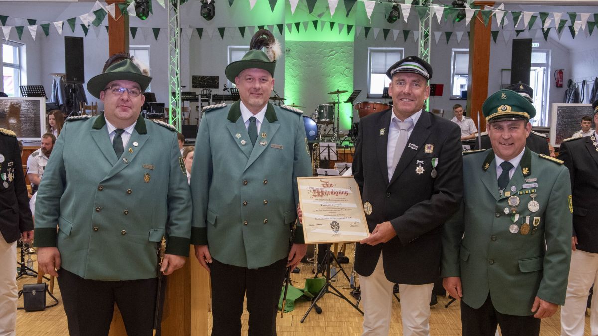Tobias Florath vom Schützenverein Langenei-Kickenbach wurde mit dem höchsten Orden ausgezeichnet. von Schützenverein Langenei-Kickenbach