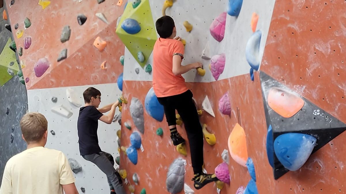 Die Jugendlichen verbachten schöne Stunden beim Bouldern. von privat