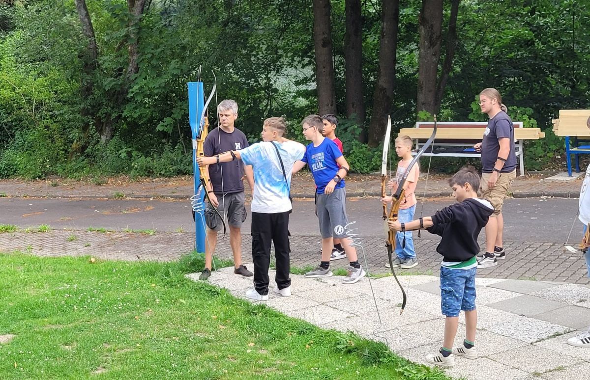 Die Kids versuchten sich beim Bogenschießen. von privat