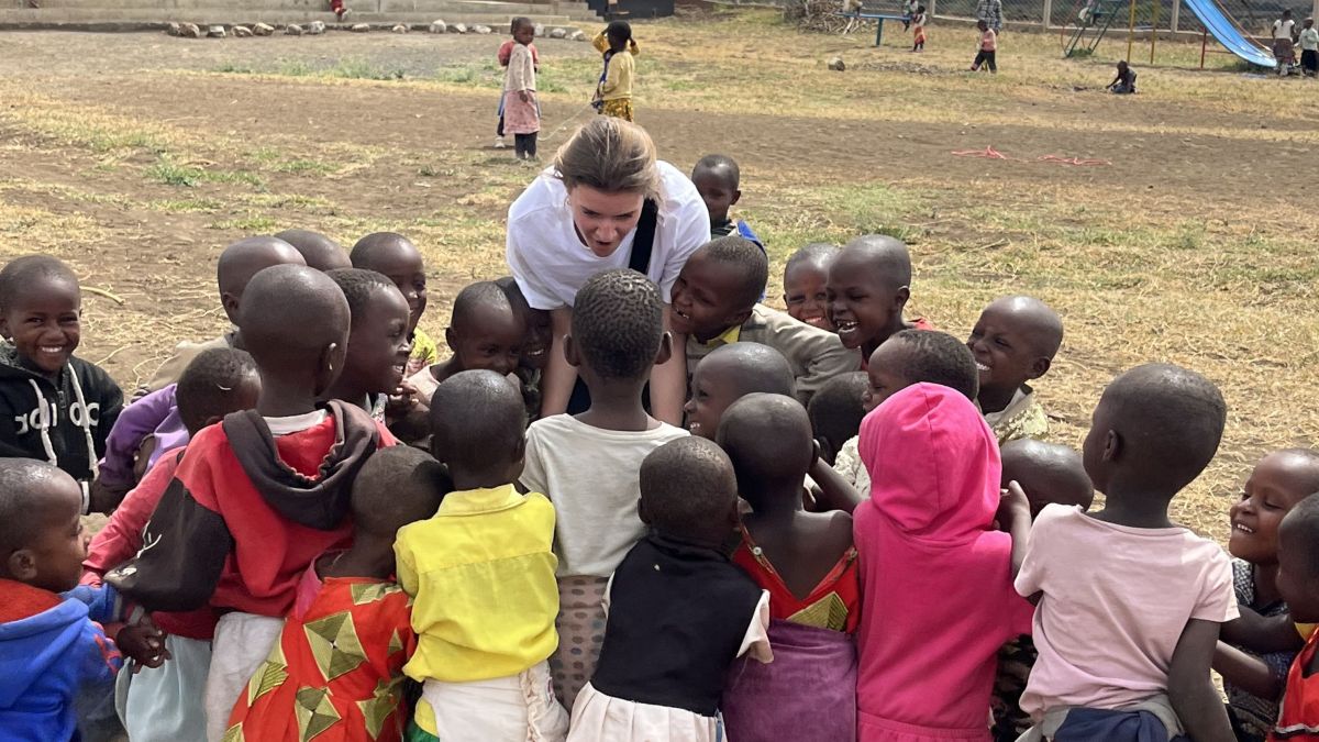 Die Lennestädterin Marie Mertens (hinten) hat vier Monate in Tansania verbracht. Dort arbeitete sie in einem Waisenhaus - und ist von den Menschen und dem Erlebten tief beeindruckt. von Marie Mertens