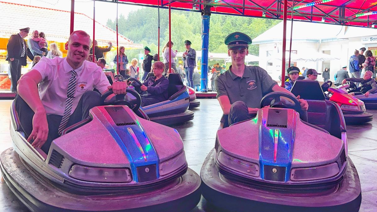 Joschka Klein (l.) und Nico Böhne haben einen Autoscooter gekauft - und damit viele Besucher des Listerscheider Schützenfestes glücklich gemacht. von Jonas Johannes
