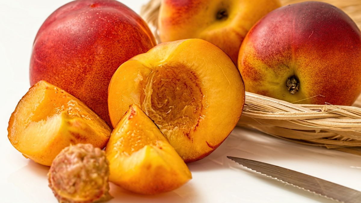 Saisonale Früchte - wie hier Nektarinen - bringen zu dieser Jahreszeit Frische auf den Teller. von pixabay