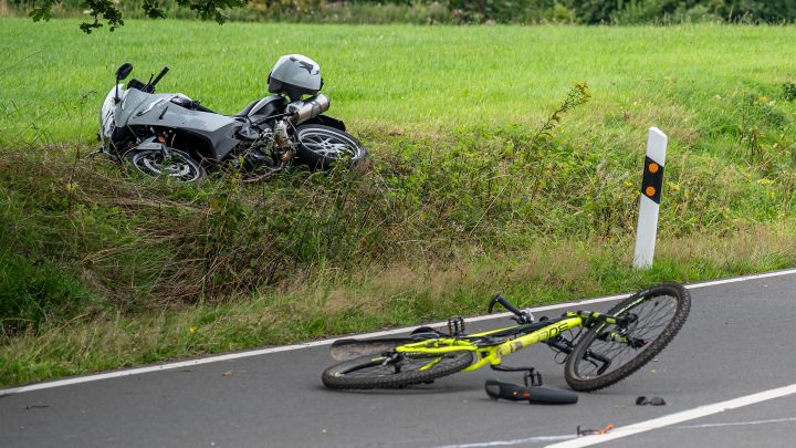 Bei einem Unfall kurz hinter der Kreisgrenze starb am Sonntag, 13. August, ein Radfahrer.
