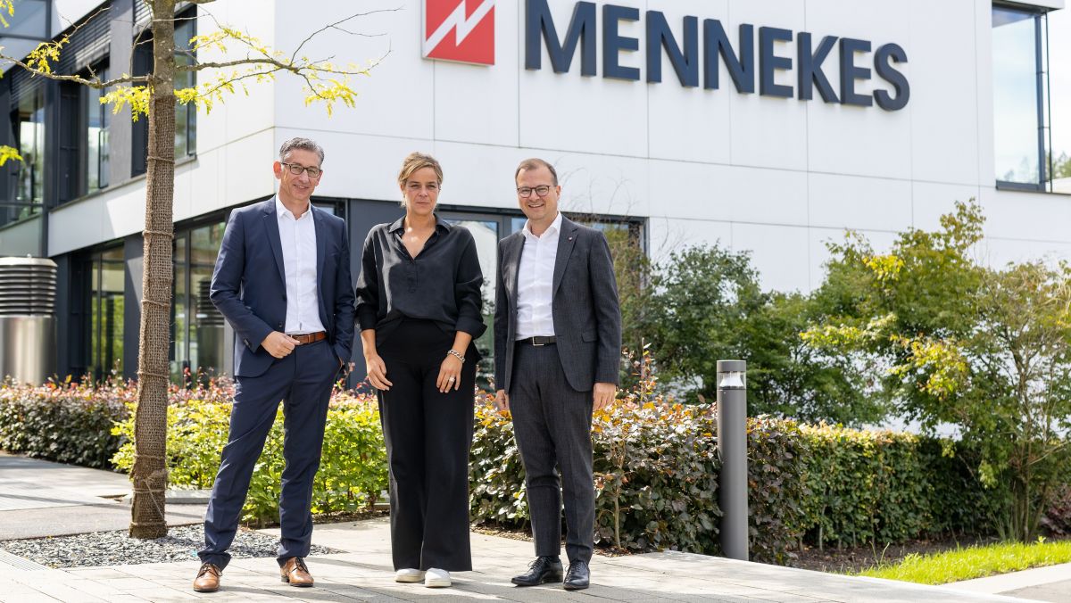 Mona Neubaur, stellvertretende NRW-Ministerin war zu Gast bei der Firma Mennekes. Geschäftsführer Volker Lazzaro (li.) und Christopher Mennekes, geschäftsführender Gesellschafter, führten die Ministerin herum. von privat