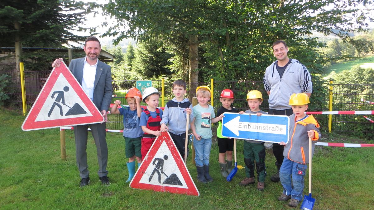 Da freuten sich die Oberhundemer Kindergartenkinder: Bürgermeister Björn Jarosz und Bauhofleiter Daniel Freismuth brachten bei ihrem Besuch echte Straßenschilder mit. von privat