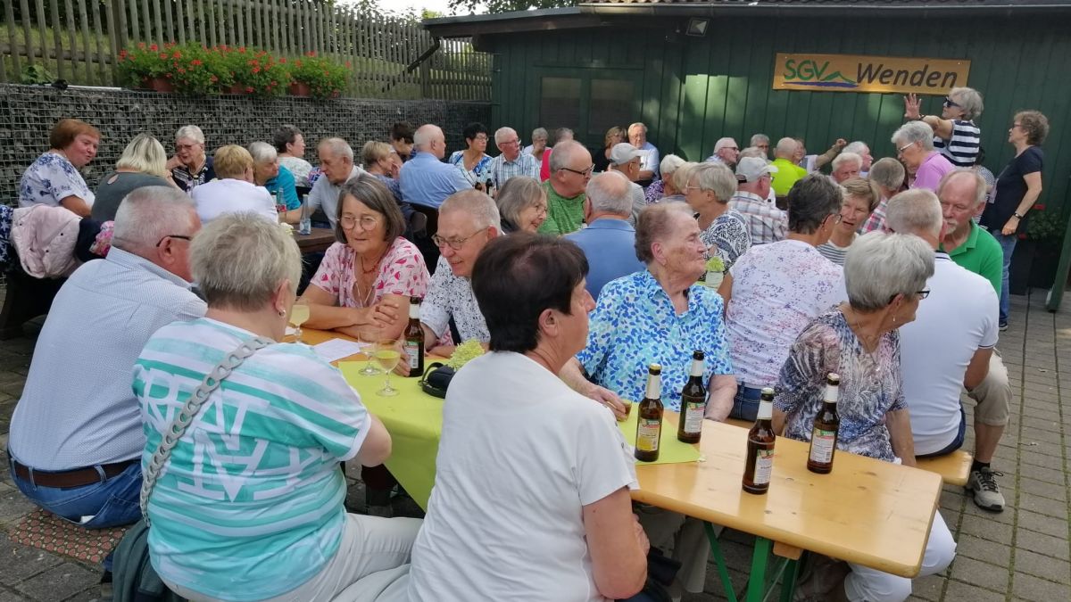 Viele VdK'ler waren beim Grillfest mit dabei und stimmten sich auf die Kärmetze ein. von privat