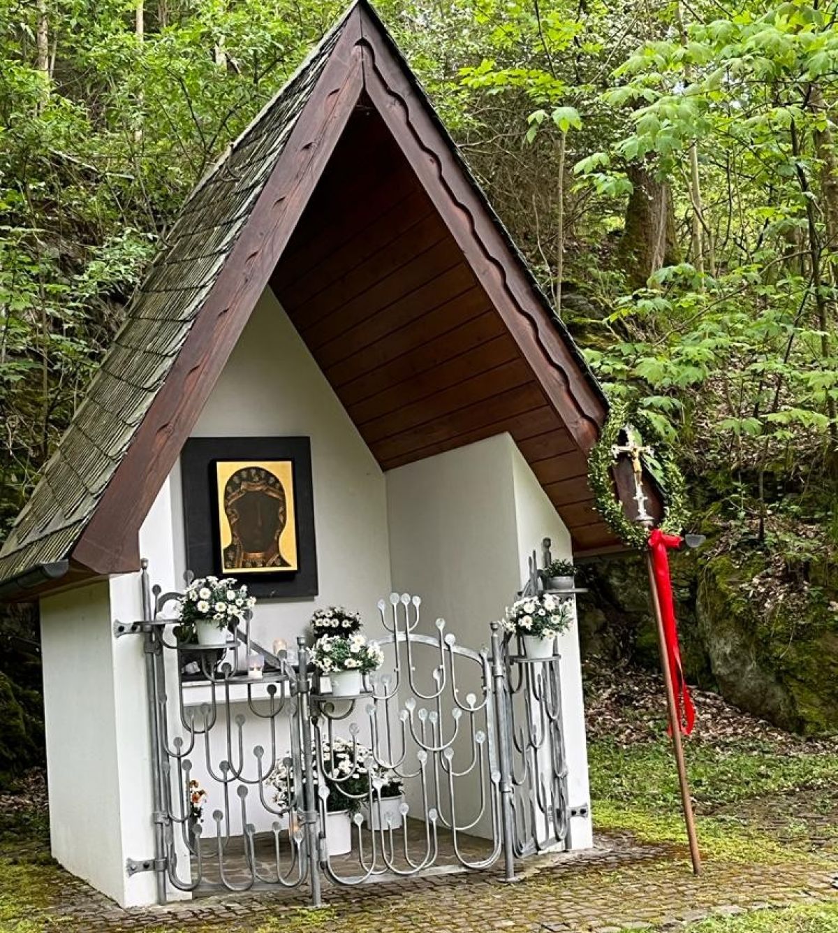 Die Marien-Kapelle wurde als Zeichen der Verbundenheit zwischen der St.-Agatha-Gemeinde Altenhundem und der St.-Theresia-Gemeinde in Otwock gebaut. von Markus Leber