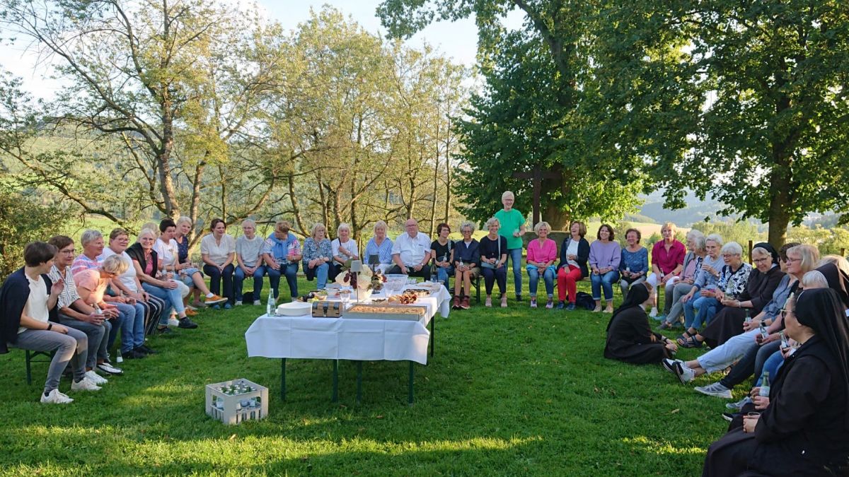 Nach dem Wortgottesdienst genossen die rund 40 Teilnehmerinnen noch eine schöne gemeinsame Zeit an der Elsper Vitus-Kapelle. von privat
