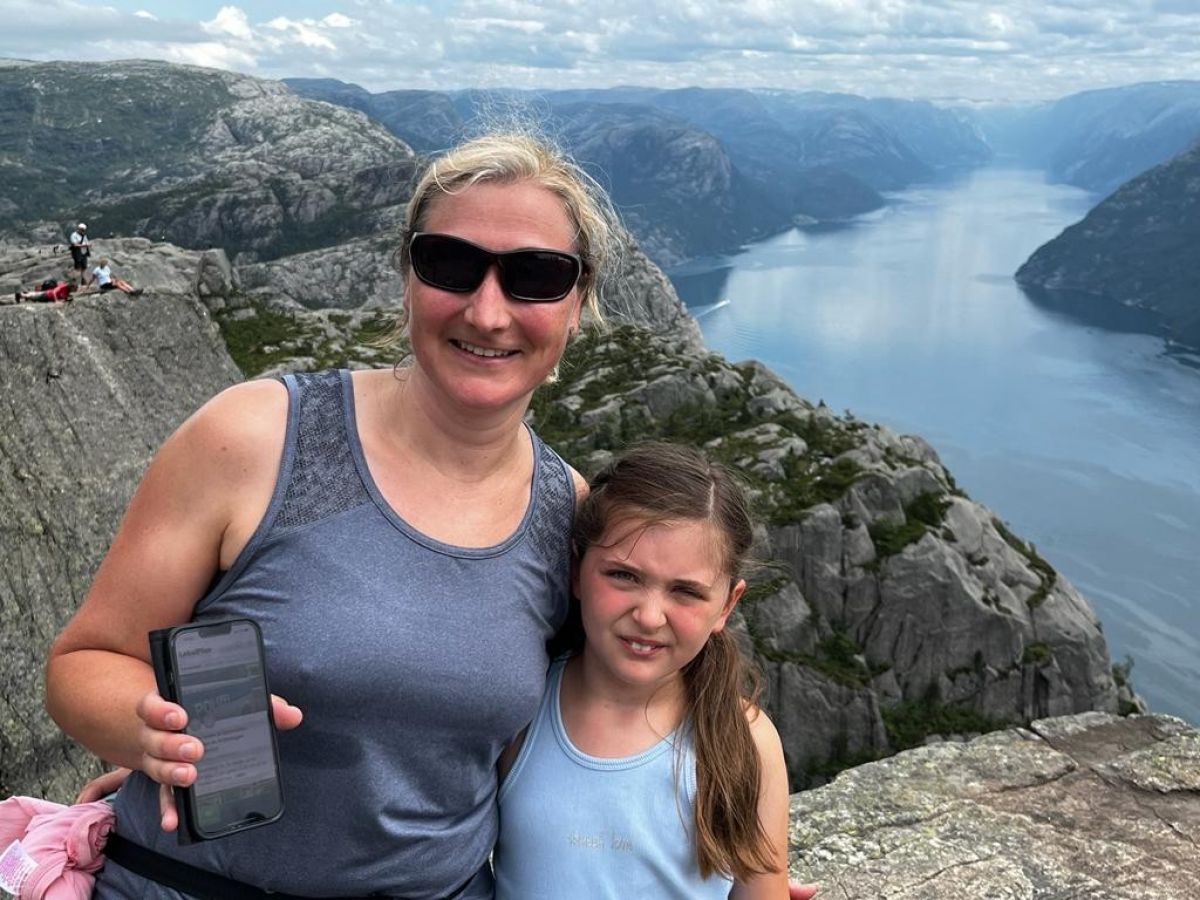 Anke Rameil-Schmidt und ihre Tochter auf dem Preikestolen am Lysefjord in Norwegen. von privat