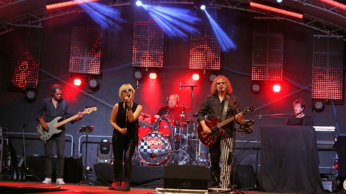 Bekannte Hits stehen auf der Playlist des Duos, das von weiteren Musikern unterstützt wird. von privat