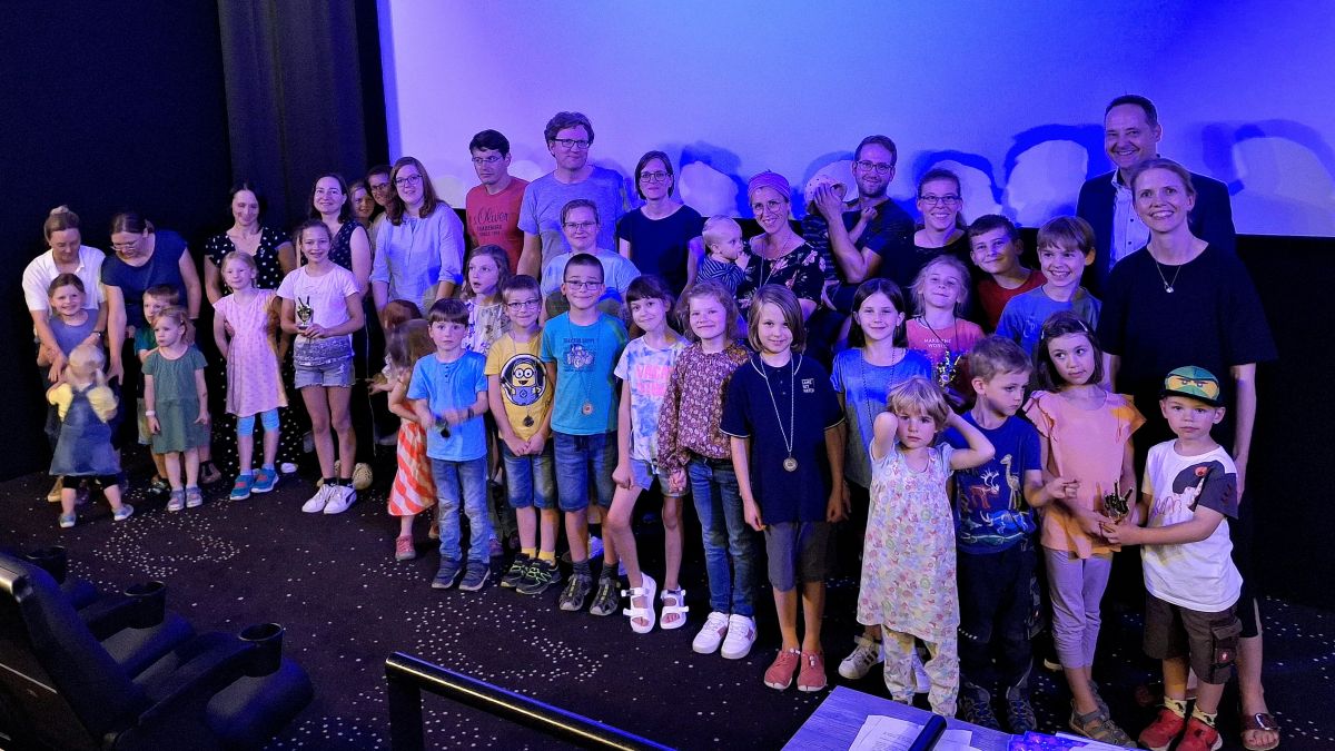 Die Teilnehmerinnen und Teilnehmer des Sommersleseclubs mit Bürgermeister Peter Weber im Olper Cineplex Kino. von Kreisstadt Olpe