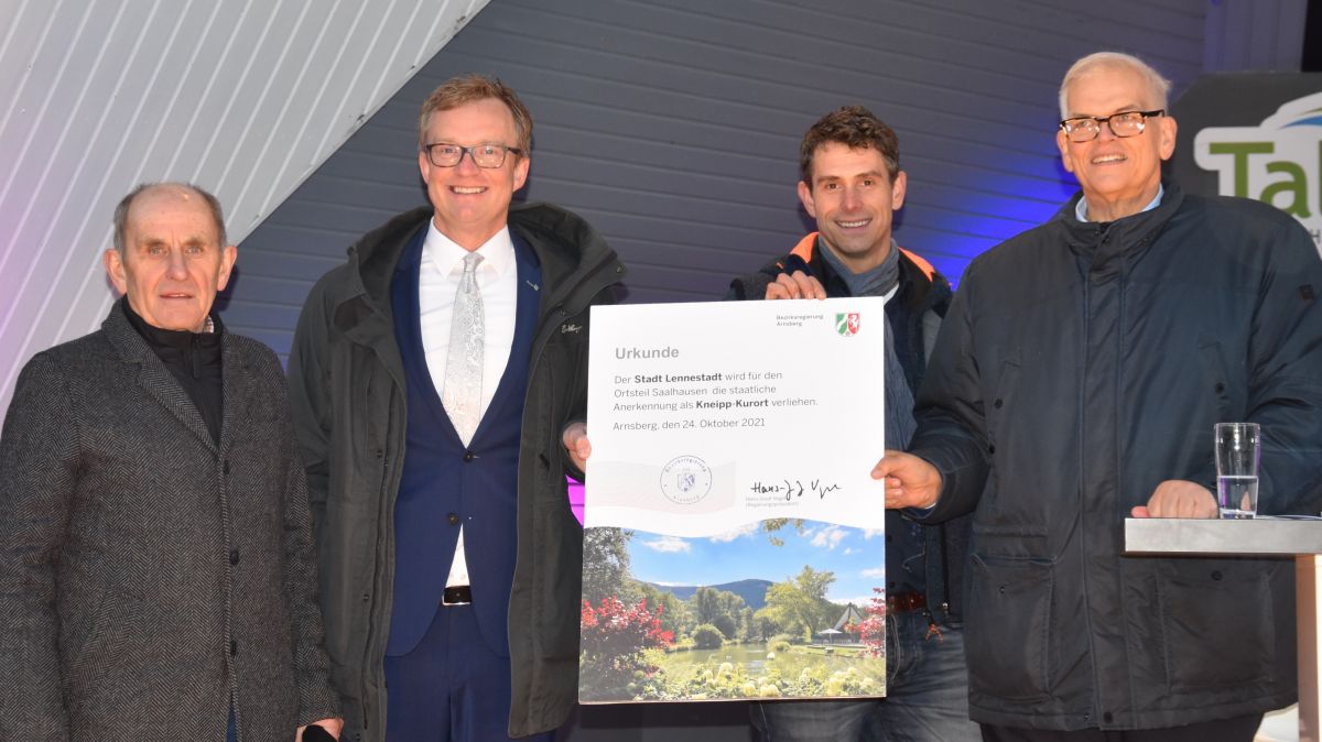 Ein Riesen-Erfolg für Saalhausen und die TAG: Saalhausen ist nun anerkannter Kneipp-Kurort. Regierungspräsident Hans-Josef Vogel (r.) überreichte die Urkunde an Bürgermeister Tobias Puspas (2.v.l.). Daneben Bürgermeister a.D. Alfons Heimes (l.) und Andreas Voss. von Nicole Voss
