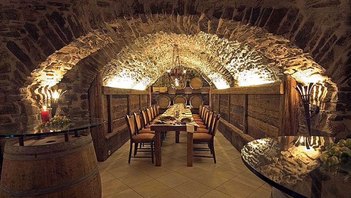 Das historische Gewölbe im Landhaus Wacker eignet sich perfekt für Feiern oder ein privates Dinner im Kerzenschein. von Landhaus Wacker