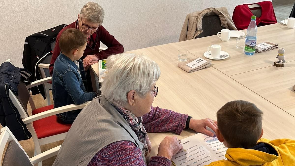 Die Hausaufgabenhilfe in der Caritas-Tagespflege Welschen Ennest unterstützt Schulanfänger beim Lese- und Schreib-Training von privat