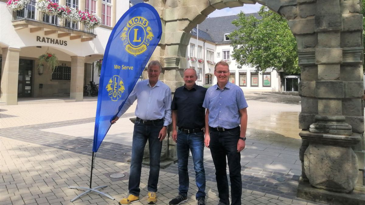 Klaus Hesener (Präsident Lions Club), Albert Hasenau (KSD – Katholischer Sozialdienst für den Kreis Olpe) und Martin Diller (Lions Club) bei der Spendenübergabe. von privat