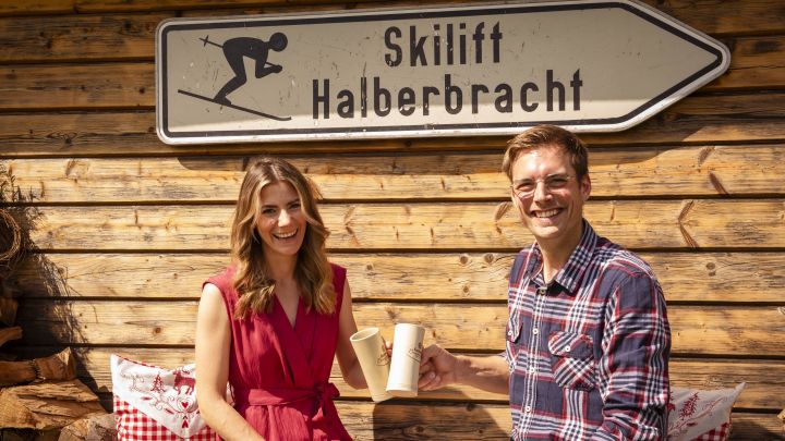Jennifer und Sebastian Heimes haben die Skihütte Halberbracht gekauft und führen das...
