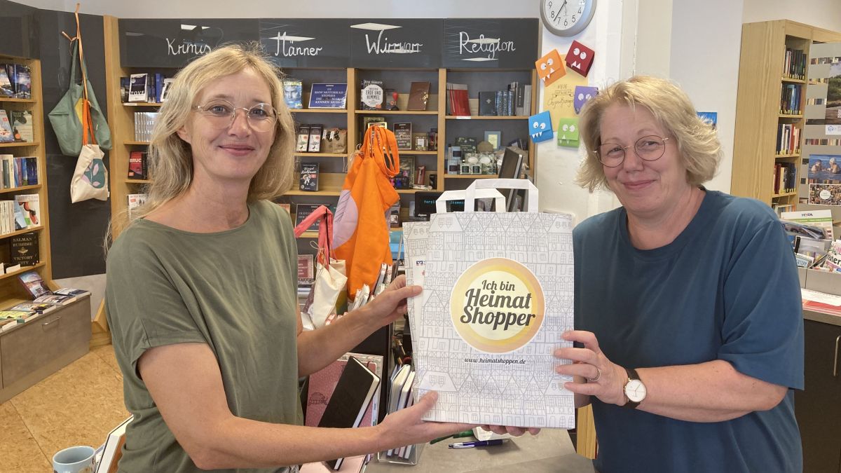 „Heimat shoppen“ in Finnentrop: Teilnehmende Geschäfte, wie die Buchhandlung am Rathaus, locken vom 4. bis 9. September mit attraktiven Aktionen. von privat