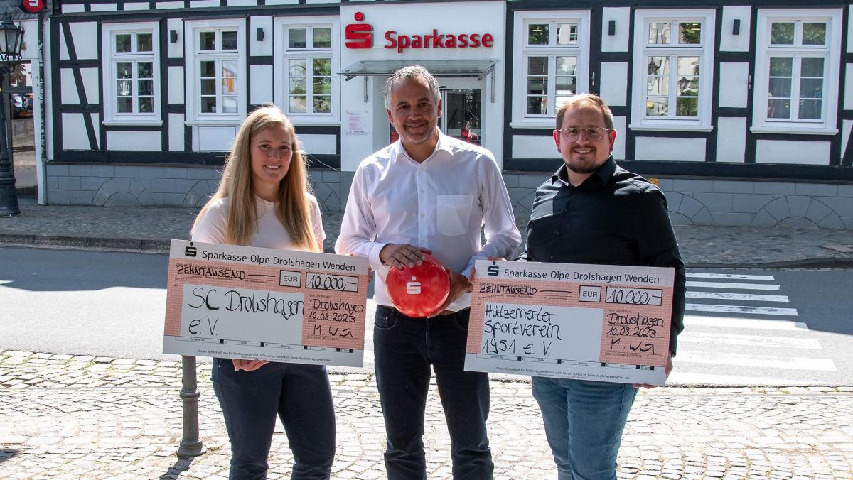 Von links nach rechts: Vorstandssprecherin des Sportvereins SC Drolshagen, Jana Kristin Gummersbach, Leiter Privatkunden Drolshagen Matthias Würde, 1. Vorsitzender des Sportvereins 1951 Julian Ziegeweidt. von Sparkasse