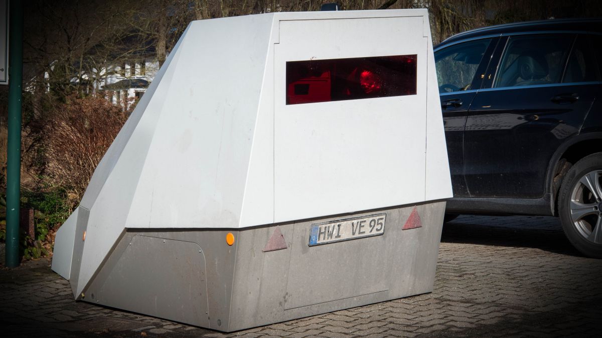 Symbolfoto: Ein Blitzer-Anhänger. von Nils Dinkel