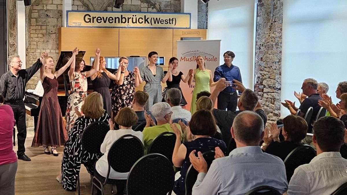 Großen Applaus gab es für die Meisterklasse, darunter auch fünf Gesangschüler aus der Musikschule Lennestadt-Kirchhundem. von privat