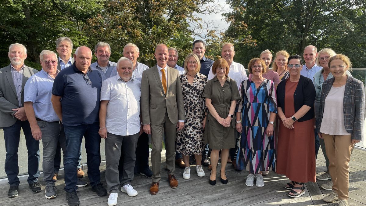 Die Jubilare und die 2022 in den Ruhestand getretenen Kollegen mit Landrat Theo Melcher (Mitte) bei der Jubilarfeier auf der Hohen Bracht. von Kreis Olpe