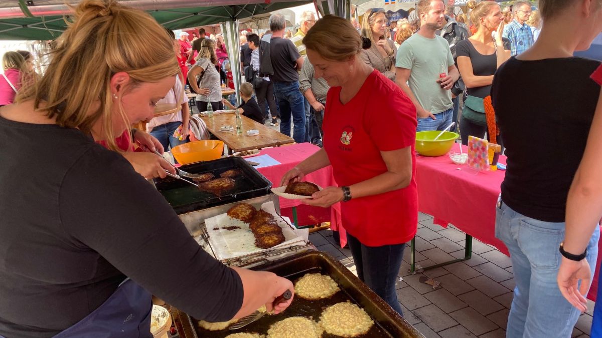 Kulinarische Leckereien rund um die Kartoffel dürfen beim Kartoffelmarkt in Grevenbrück - hier ein Bild von 2022 - natürlich nicht fehlen. von Kerstin Sauer