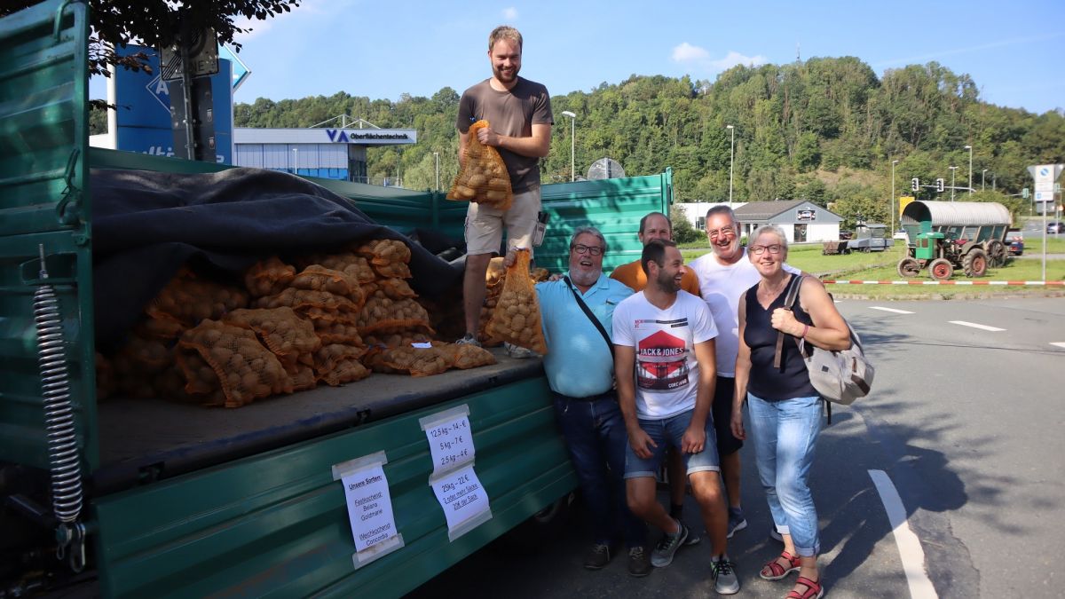 Bei strahlender September-Sonne gibt es beim Kartoffelmarkt in Grevenbrück an zwei Tagen ein vielseitiges Programm für Jung und Alt - und natürlich viele Kartoffeln. von Marita Sapp