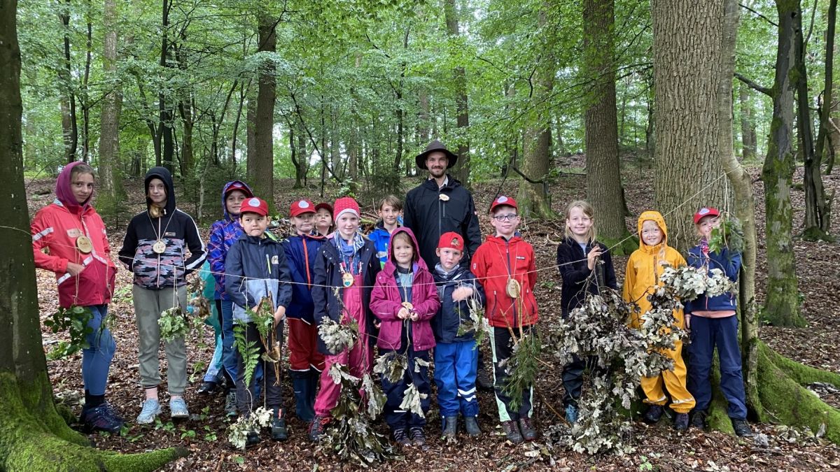 Großes Interesse trotz Regen: zahlreiche Kinder nahmen am Angebot des Landesbetriebs Wald und Holz NRW teil. von privat