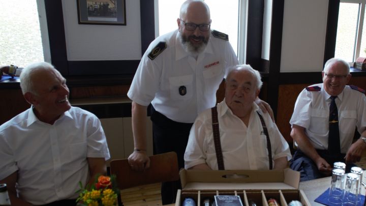 Seit 68 Jahren gehört der 92-jährige Bruno Gante aus Attendorn zur Feuerwehr. Somit war er der...
