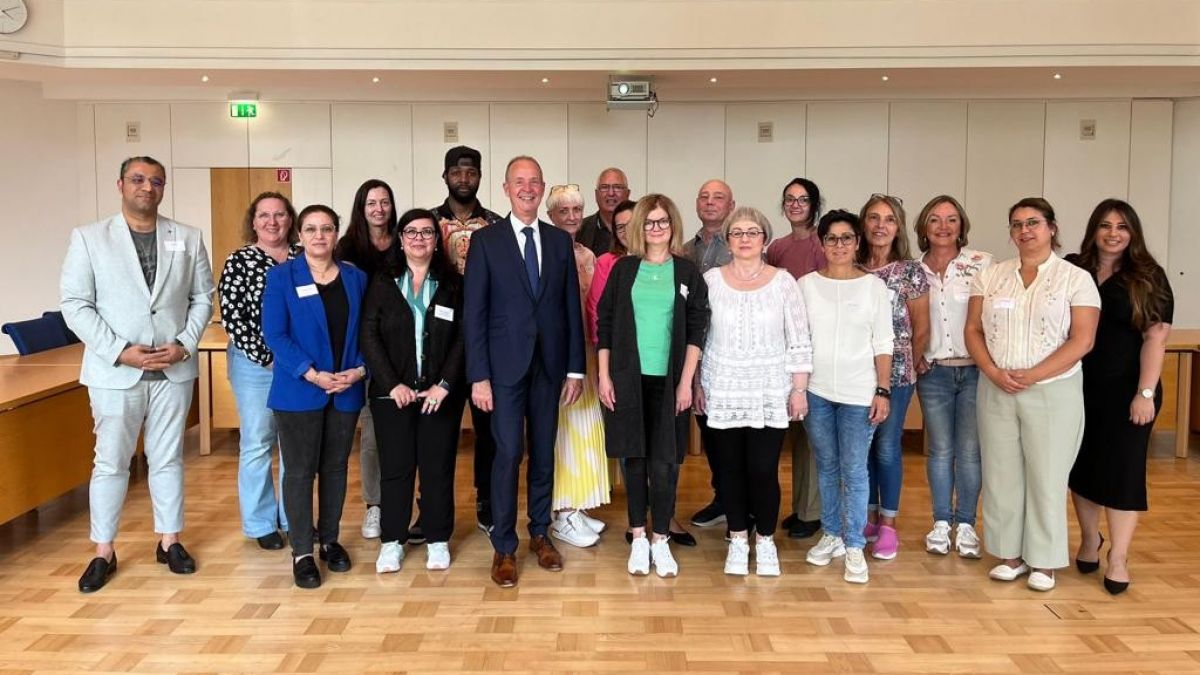 Die ehrenamtlichen Sprachmittler trafen sich zu einem Austausch mit den Koordinatorinnen Daniela Hilchenbach und Pune Yahyaei (vierte und fünfte von links) und Landrat Theo Melcher (vorn Mitte). von Kreis Olpe