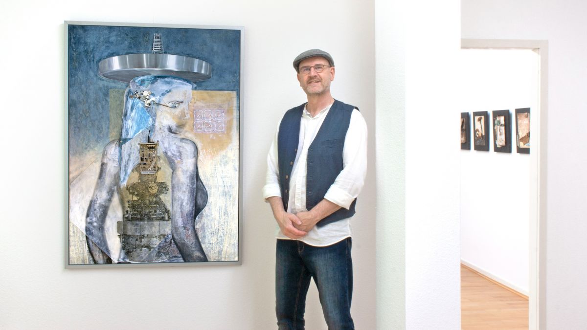 Unter dem Titel „Fragile Fakten“ zeigt der Freudenberger Künstler Michael G. Müller seine Collagen und Assemblagen in der Sparkassen-Galerie Olpe. von Sparkasse ODW